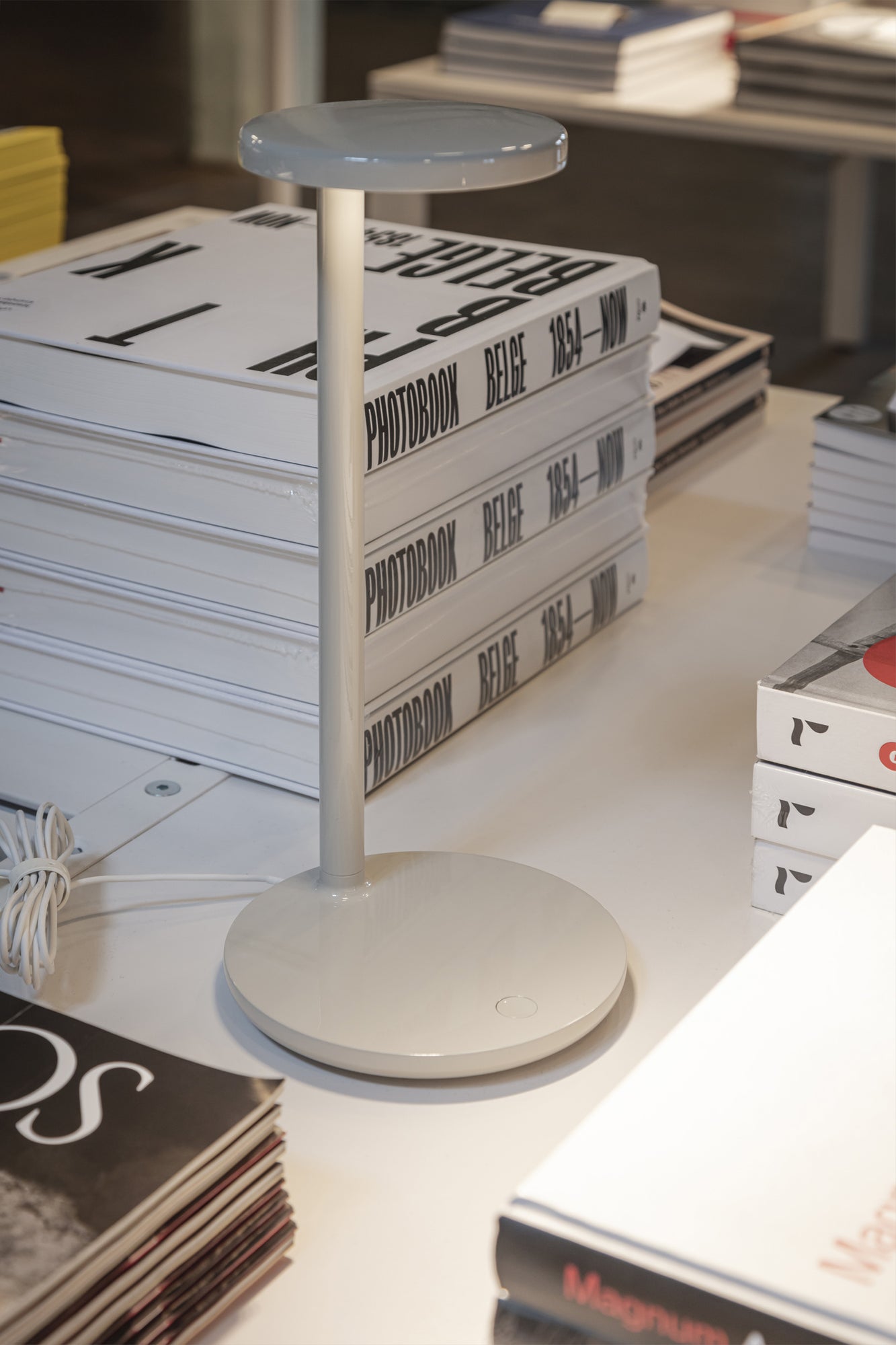 Oblique Qi Table 2700K | White