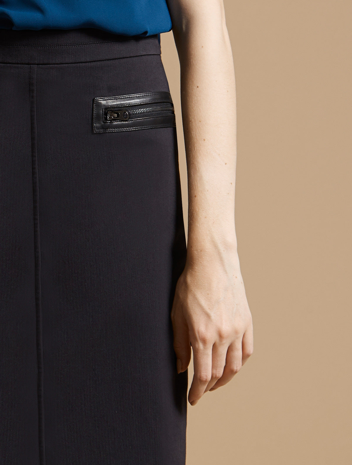SLIM PENCIL SKIRT WITH ZIPPER DETAIL - Halston