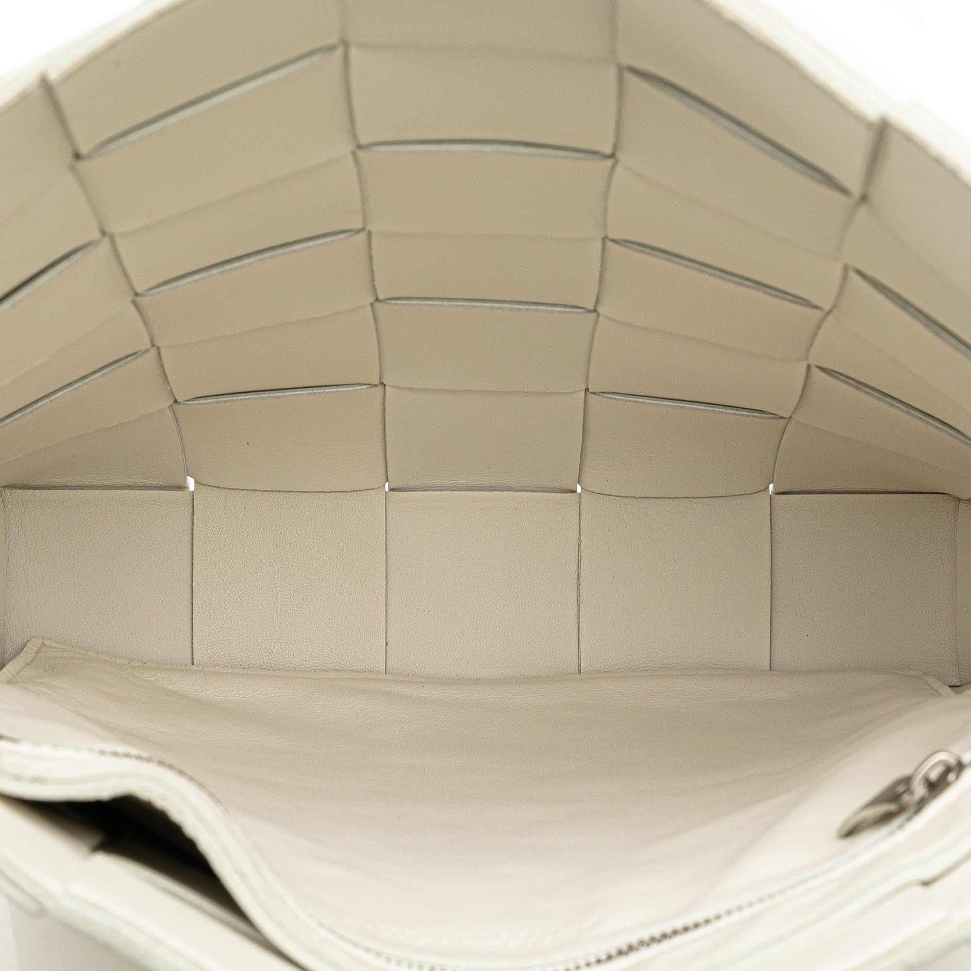 Bottega Veneta | Pre-Owned Nappa Intrecciato Cassette Messenger | White