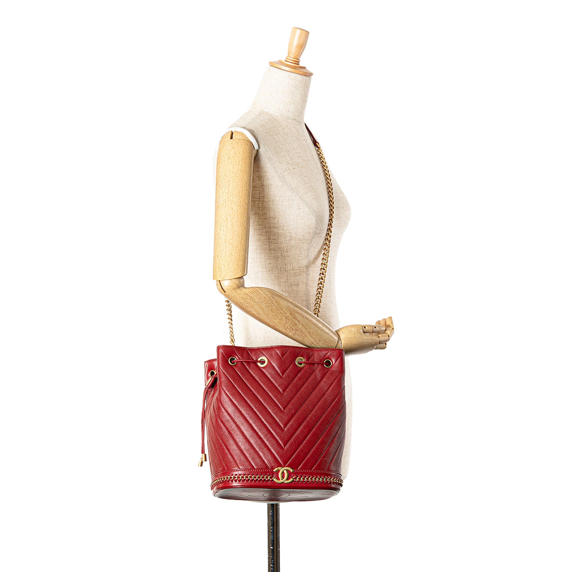 Chanel | Pre-Owned Paris Cosmopolite Medium Chevron Lambskin Bucket Bag | Red