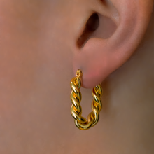 The Short Twisted Hoop | 18K Yellow Gold-Plated