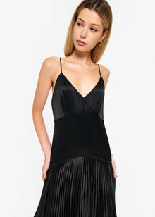 Jennelyn Pleated Gown | Black