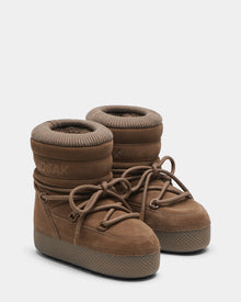 The Rudsak MACE S - 8224543 Camel boots feature brown suede, faux fur lining, padded collars, thick rubber soles, and crisscrossed laces, shown against a plain white background.