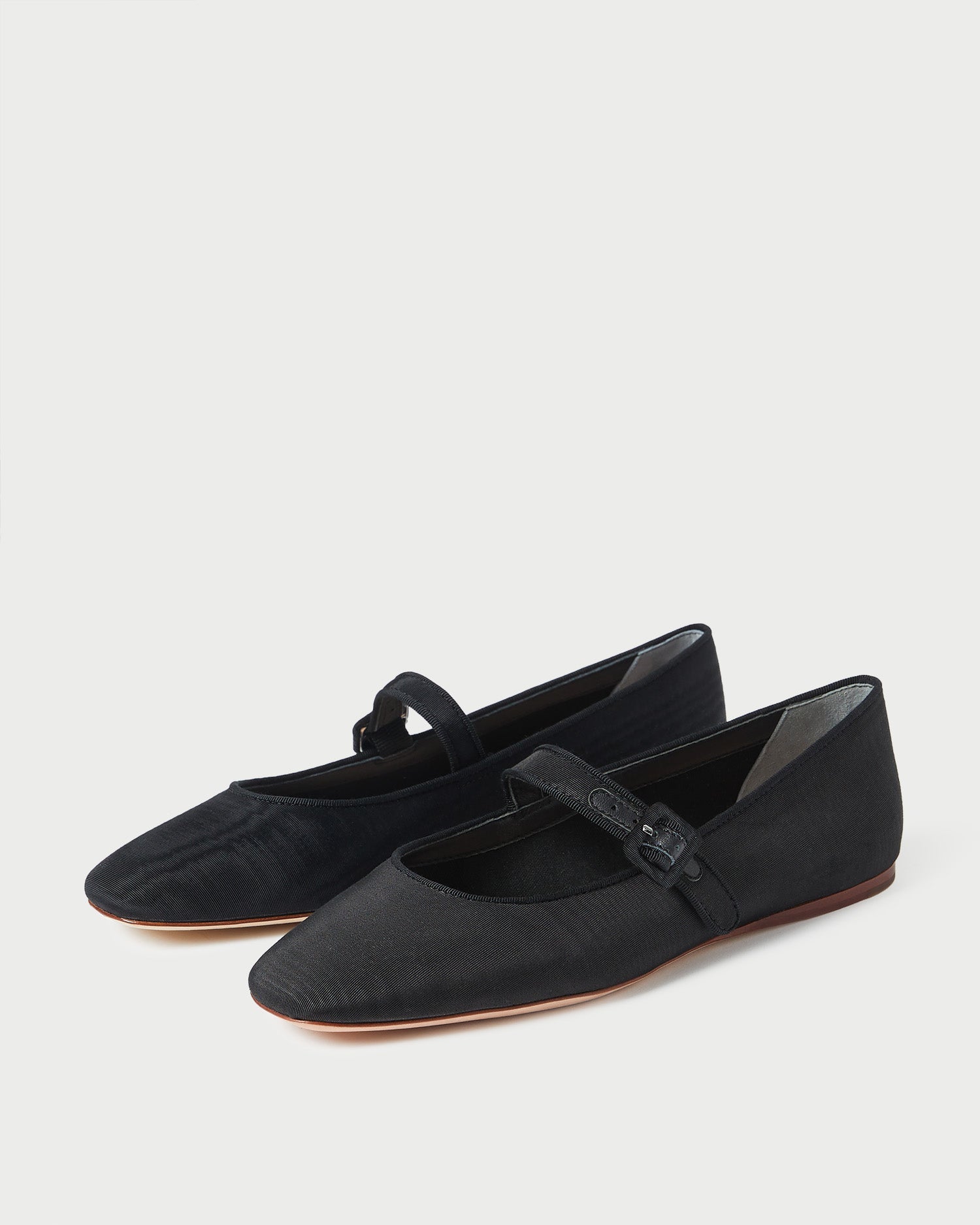 Color: Black/Black