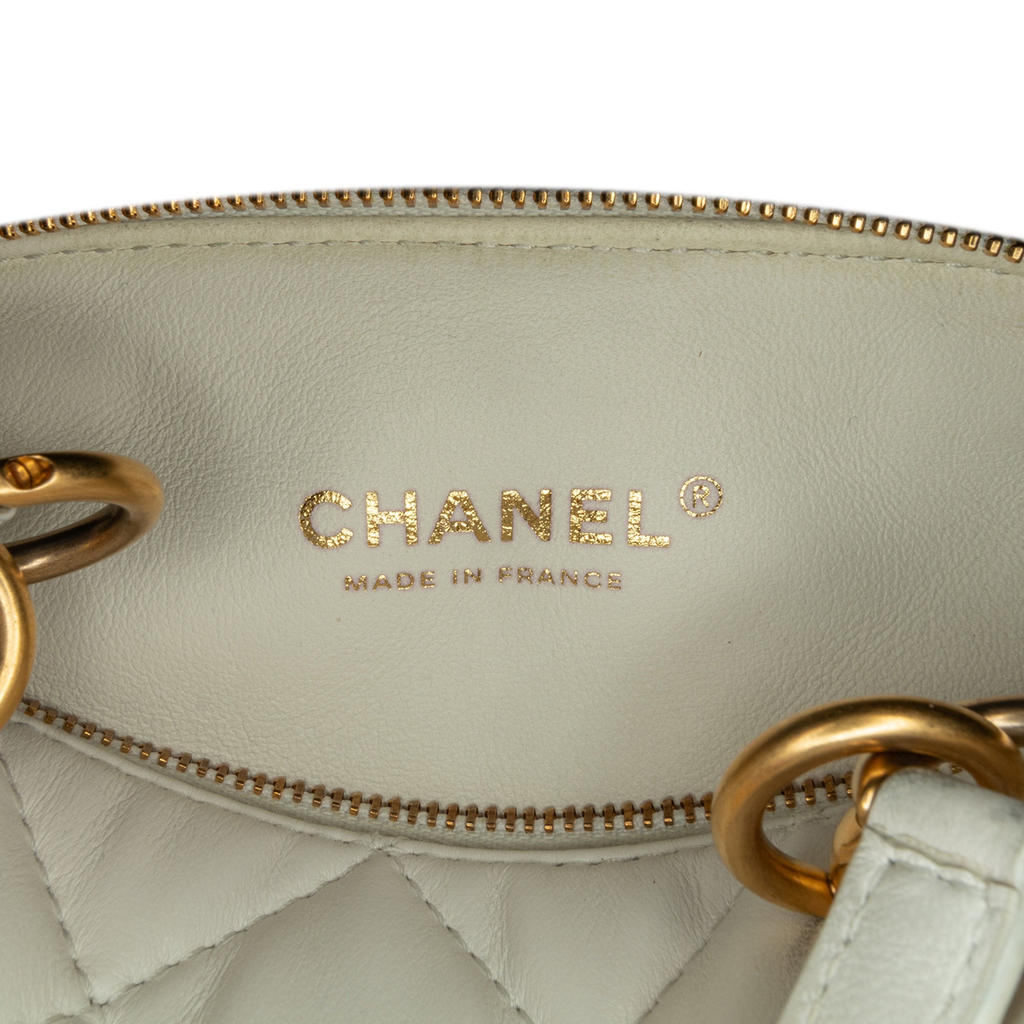 Chanel | Pre-Owned Metiers d'Art CC Quilted Lambskin Box with Top Handle Bag | White