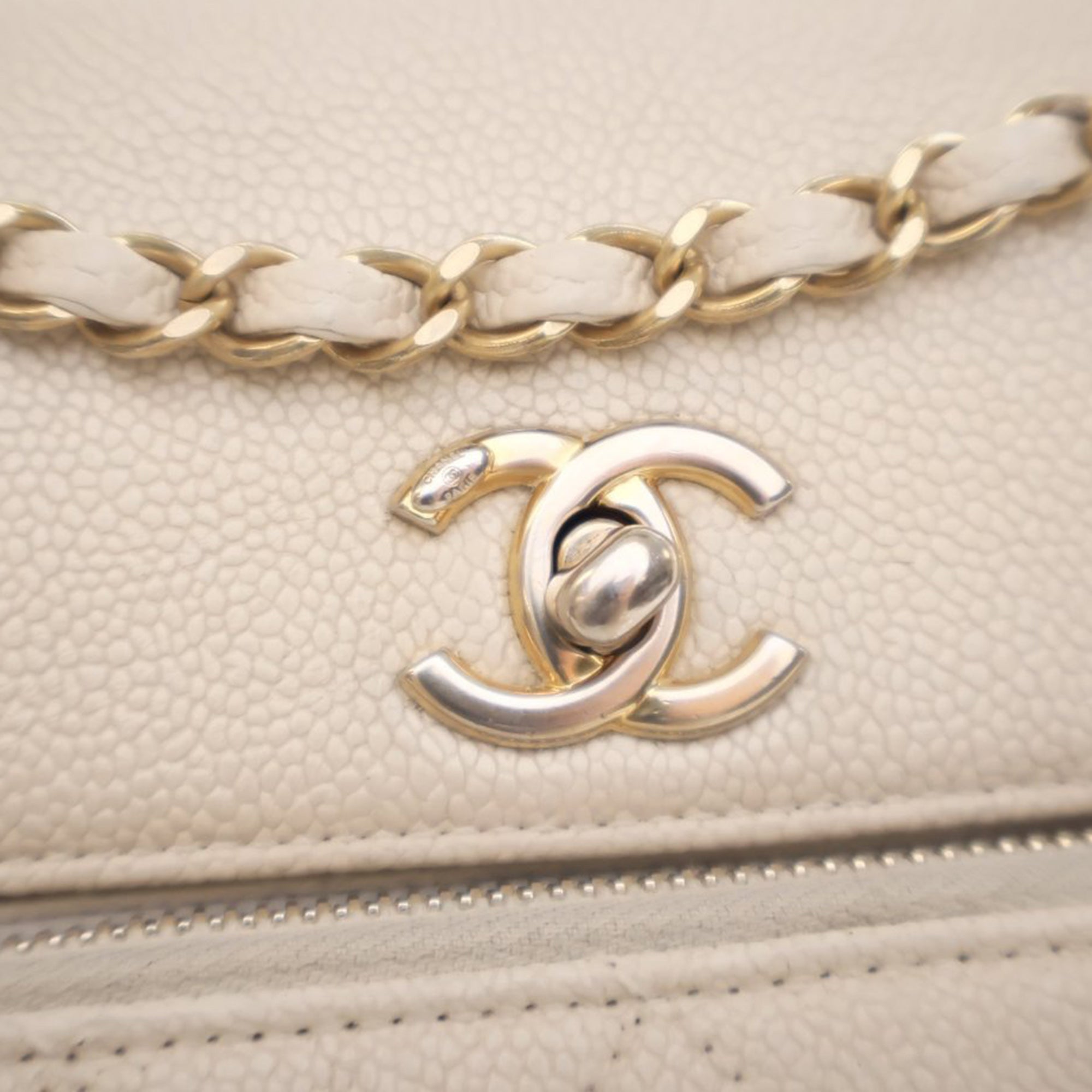 Chanel | Pre-Owned Caviar Business Affinity Messenger Flap | White/Ivory
