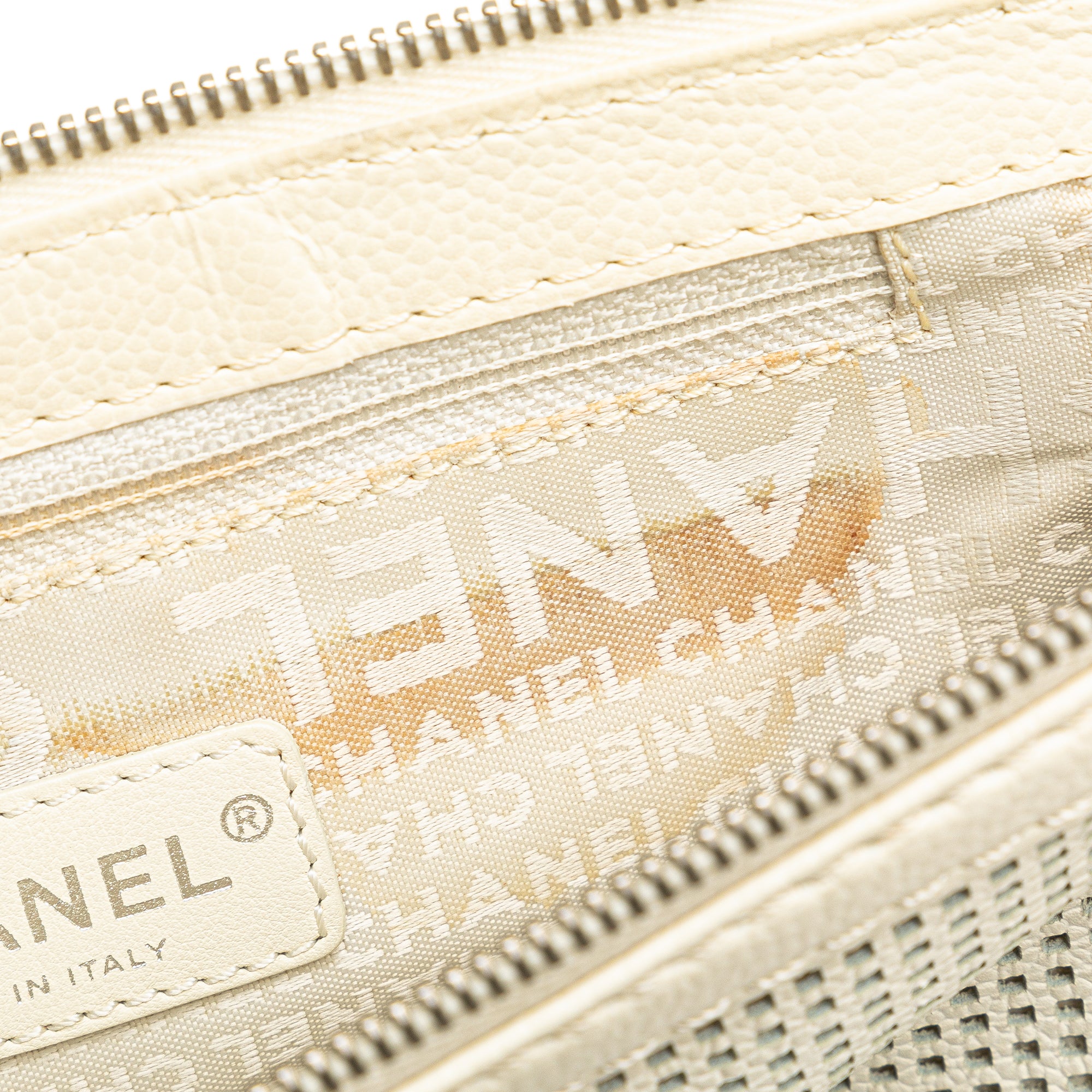 Chanel | Pre-Owned Caviar Perforated Pulley Shoulder Bag | White/Ivory