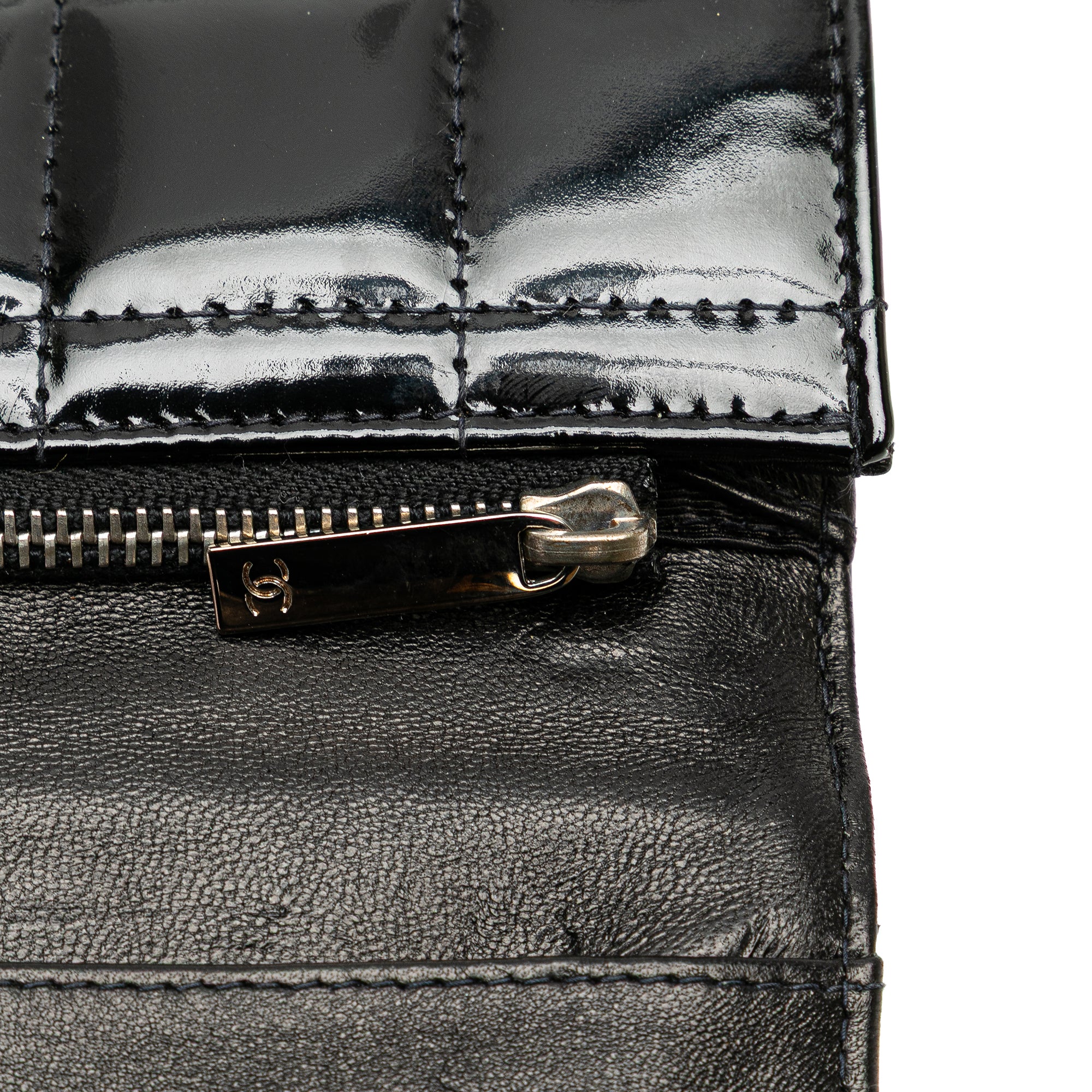 Chanel | Pre-Owned CC Chocolate Bar Patent Clutch on Chain | Black