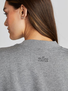 Nike | Graphic Crewneck | Carbon Heather/Black
