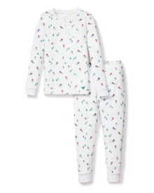 The Petite Plume Kids Pima Snug Fit Pajama Set in Apres Ski features a cozy winter sports theme with small skiers and snow-covered trees on white Pima cotton. This two-piece set includes a comfy long-sleeve top and matching pants, perfect sleepwear for chilly nights.