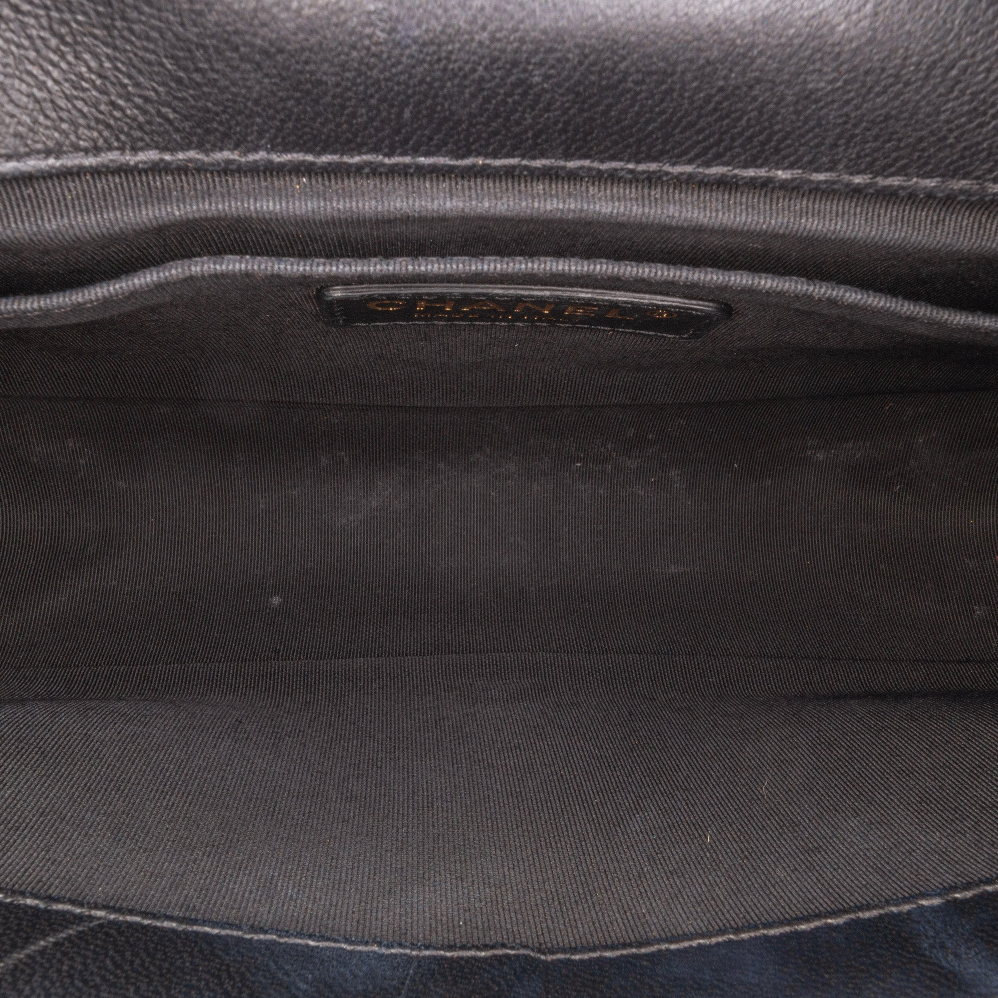 Chanel | Pre-Owned Crest-Embellished Medium Boy Bag | WhiteBlack