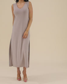 V-neck Muscle Midi Dress | Pebble